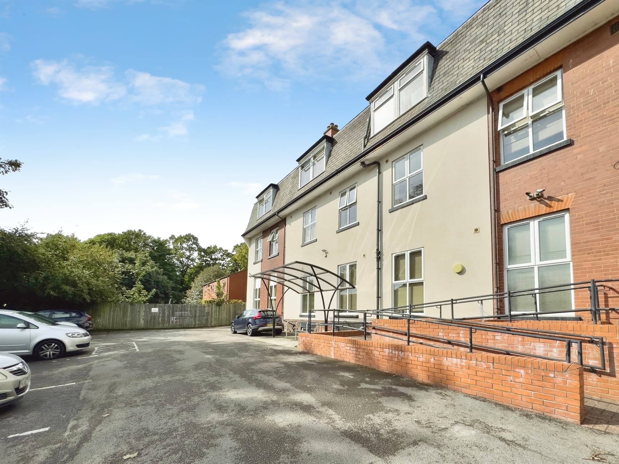 17 Lovell Park Heights, Lovell Park Hill, Leeds, LS7 1DP