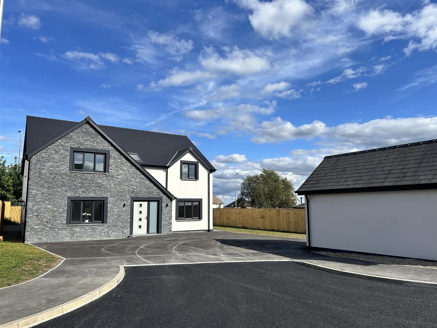 8 Llys Llewelyn, Peniel, Carmarthen, SA32 7DL