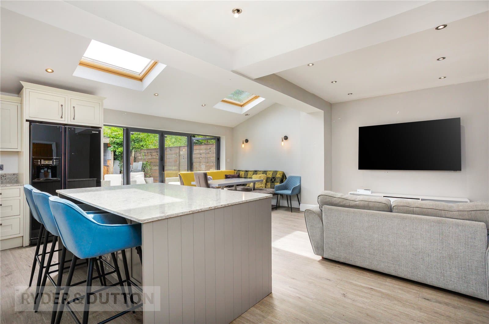 68 Lees Road, Ashton-under-Lyne, OL6 8BQ