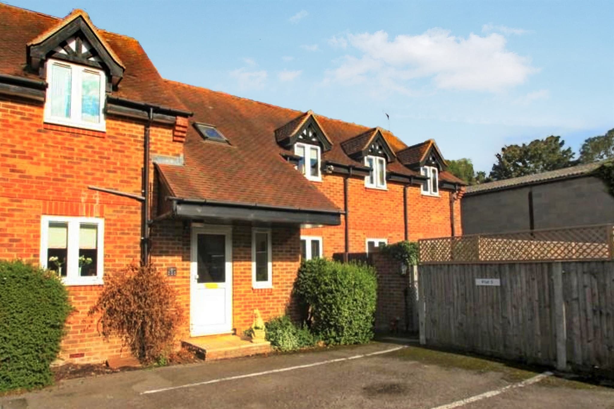 2 Park Court, Thame, OX9 3ET