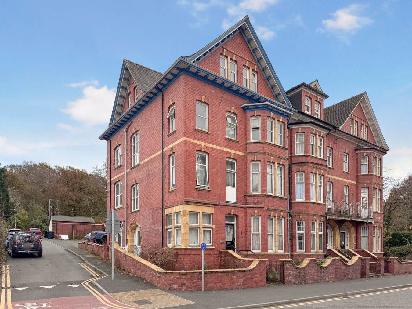 4 Derrymore, Temple Street, Llandrindod Wells, LD1 5HG