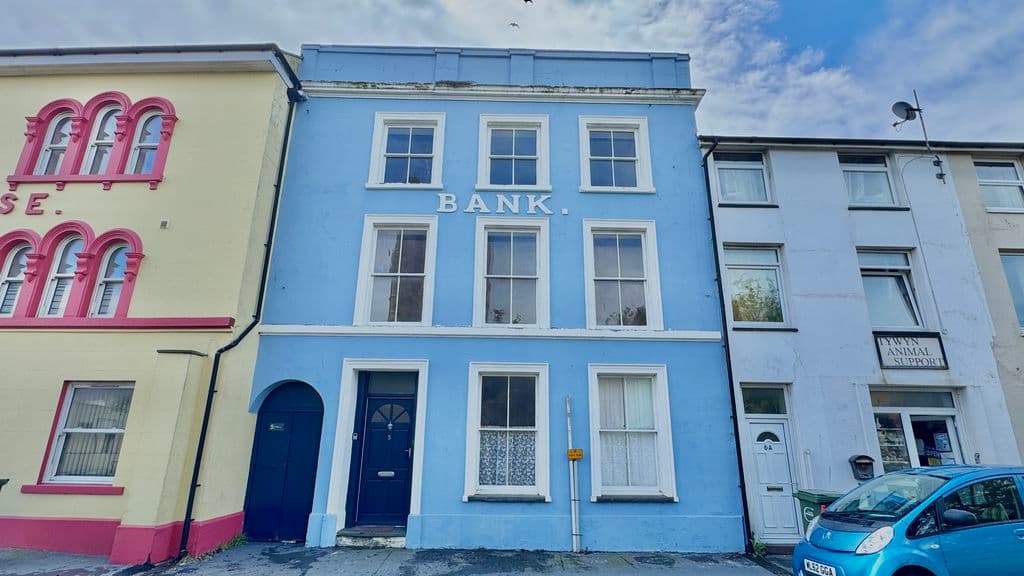 Flat 3, Geufron House, 4 Corbett Square, Tywyn, LL36 9DF
