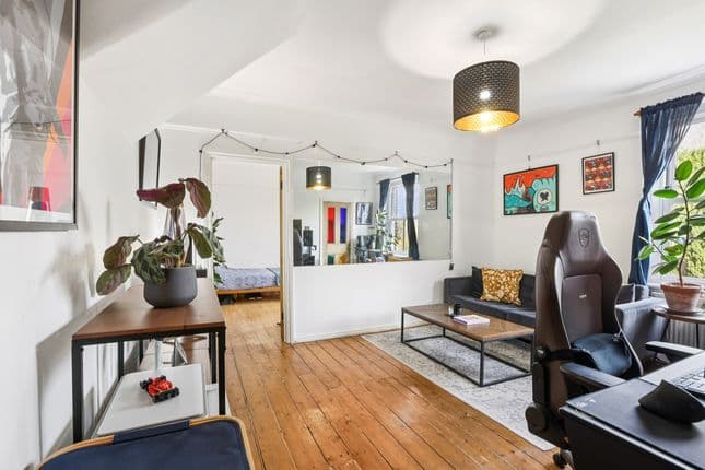 3B Gunnersbury Avenue, London, W5 3NH