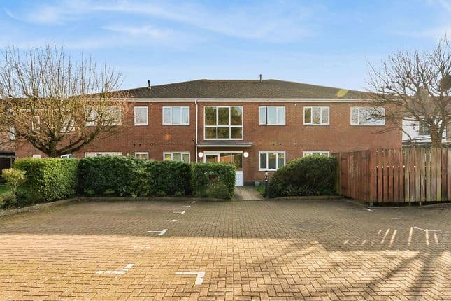 7 Cheffrey Court, School Road, Ashford, TW15 2EY