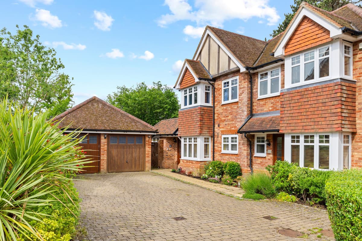 6 Searchwood Heights, Warlingham, CR6 9GE