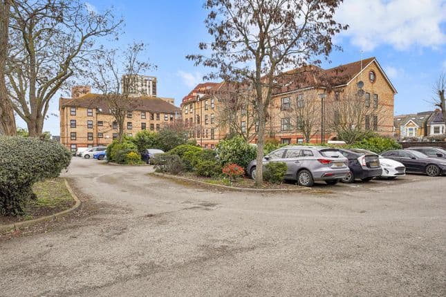 7 Latchingdon Court, 26 Forest Road, London, E17 6JT