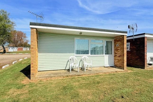 84 Florida Estate, Back Market Lane, Hemsby, NR29 4HW